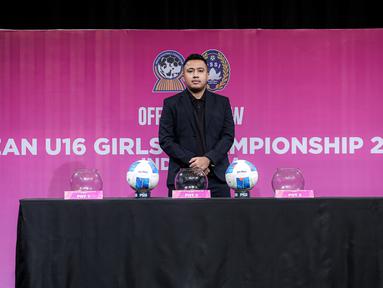 Exco PSSI, Muhammad menunjukkan kertas undian dalam acara pengundian AFF U-16 Putri 2025 Indonesia yang berlangsung di SCTV Tower, Jakarta Pusat, pada Senin (21/7/2025). (Bola.com/Bagaskara Lazuardi)