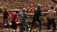 Tim SAR gabungan melakukan pencarian korban longsor di Desa Pasir Panjang, Salem, Brebes, Jumat (23/2). Badan Nasional Penanggulangan Bencana (BNPB) menetapkan pencarian korban longsor Brebes, Jawa Tengah, akan dilakukan tujuh hari ke depan. (AFP PHOTO)
