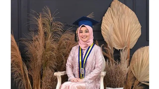 Fokus S3, Ini 6 Potret Maya Nabila Mahasiswi S3 Termuda ITB saat Wisuda S2