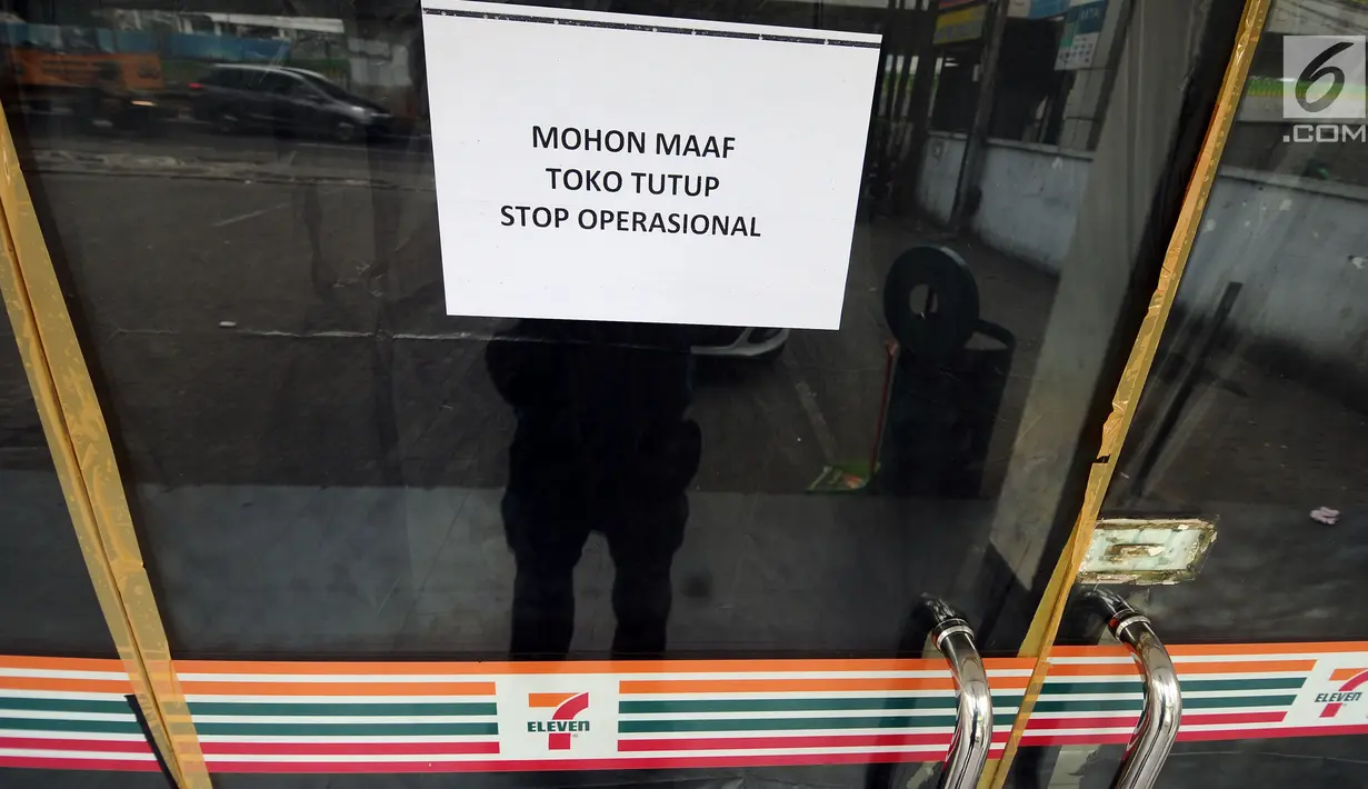 Tulisan pengumanan terpampang di kaca gerai 7-Eleven di kawasan Jalan Kapten Tendean, Jakarta, Sabtu (24/6). Penutupan seluruh gerai 7-Eleven di Indonesia akan dilakukan 30 Juni 2017. (Liputan6.com/Helmi Fithriansyah)