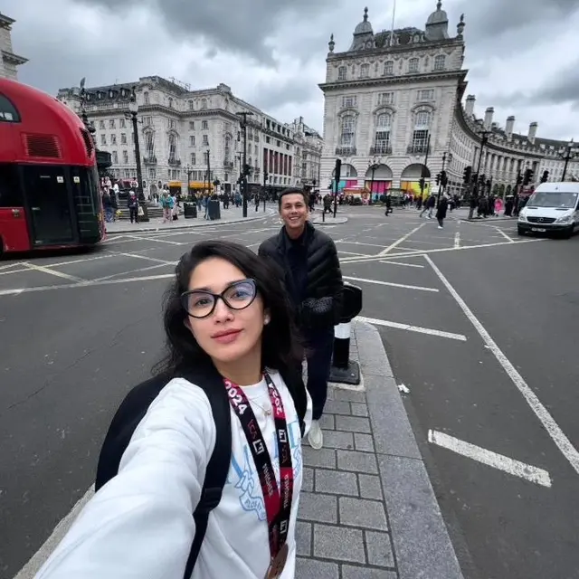 8 Potret Andhika Pratama dan Ussy Sulistiawaty Liburan di London, Ikut Lari Marathon