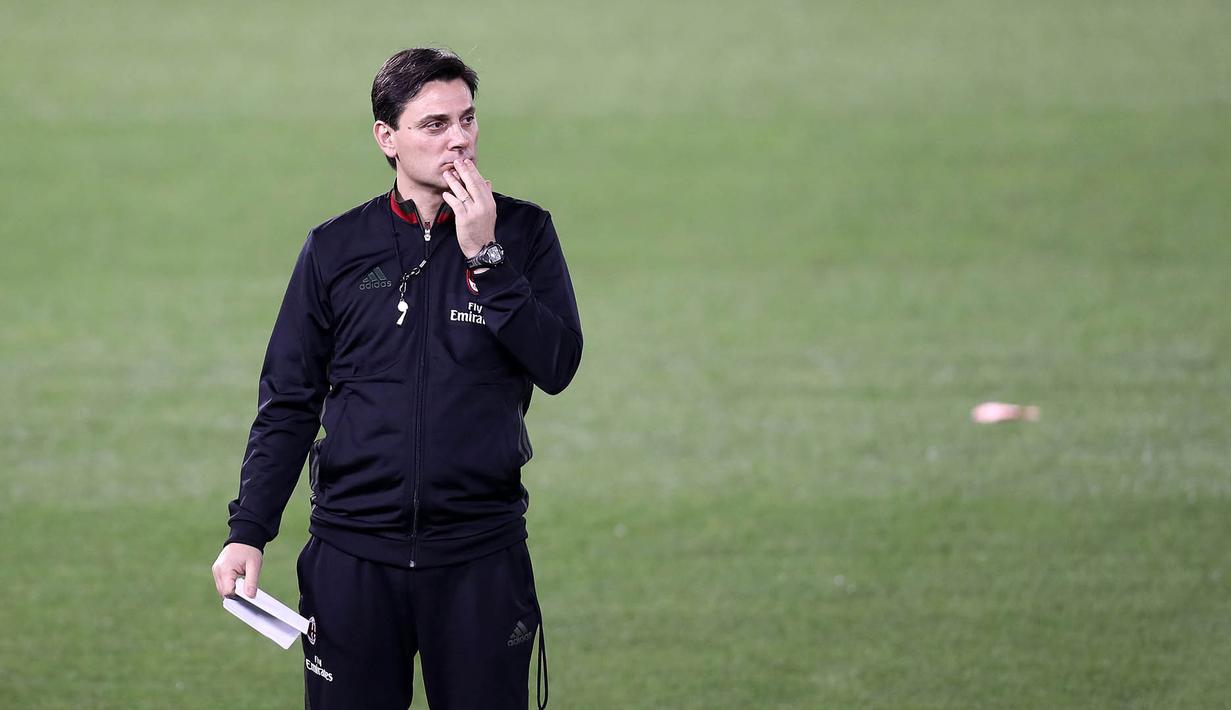 Pelatih AC Milan, Vicenzo Montella, memimpin latihan anak asuhnya di Doha, Qatar, Kamis (22/12/2016). Latihan ini merupakan persiapan jelang laga penuh gemgsi, Supercoppa Italiana melawan Juventus. (AFP/Karim Jaafar)