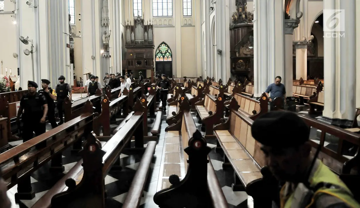 Tim Gegana dan K9 Polda Metro Jaya melakukan penyisiran jelang Misa Natal di Gereja Katedral, Jakarta, Senin (24/12). Misa malam Natal di Gereja Katedral Jakarta akan dilangsungkan dalam tiga waktu. (Merdeka.com/Iqbal Nugroho)