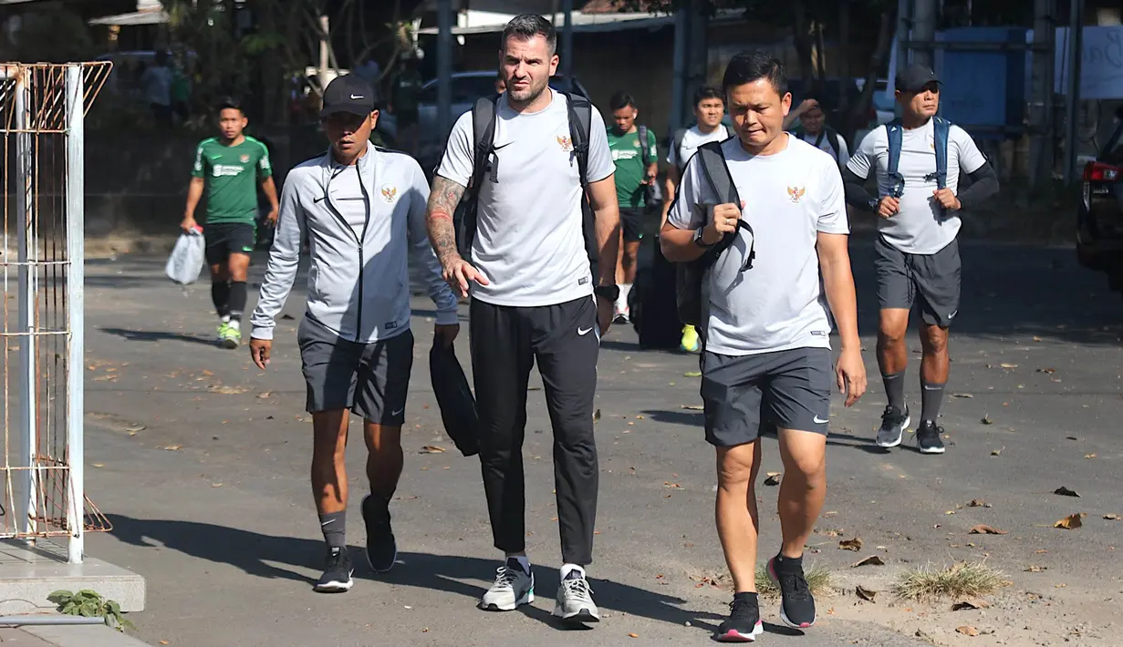 Pelatih Timnas Indonesia, Simon McMemeny dan Yeyen Tumen, berjalan saat akan latihan di Lapangan Gelora Trisakti, Bali, Minggu (13/10). Latihan ini merupakan persiapan jelang laga Kualifikasi Piala Dunia 2022 melawan Vietnam. (Bola.com/Aditya Wany)