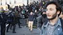 Pasukan anti-huru hara berusaha membubarkan demonstran yang menggelar aksinya usai pengumuman hasil putaran pertama pemilihan Presiden di Paris (23/4). (AFP/Thomas Samson)