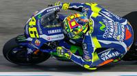 Pebalap Movistar Yamaha, Valentino Rossi, merebut pole position setelah menjadi yang tercepat pada sesi kualifikasi MotoGP Jerez, Sabtu (23/4/2016). (MotoGP)