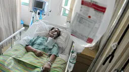 Benny Panjaitan saat dirawat di rumah sakit Sari Asih, Tangerang, Banten, (31/12). Benny dirawat di ruang ICU rumah sakit Sari Asih Tangerang. (Liputan6.com/Helmi Afandi)