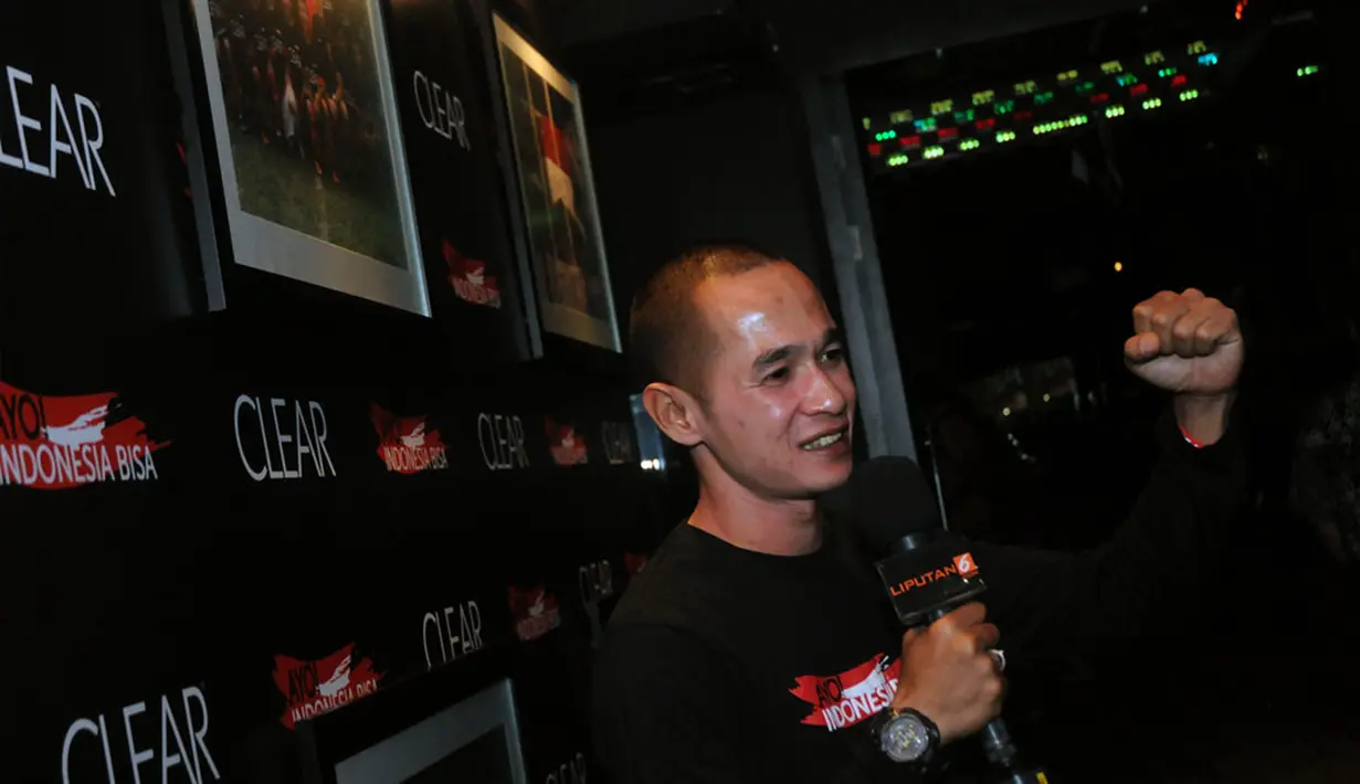 Legenda Timnas Indonesia, Kurniawan Dwi Yulianto, ikut memberikan dukungan Timnas Indonesia U-19 melalui program Ayo Indonesia Bisa yang diselenggarakan Brand Shampo anti ketombe, Clear, (14/8/2014). (Liputan6.com/Helmi Fithriansyah)