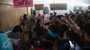 Puluhan warga berebut  saat kegiatan Pasar Murah dari  Hati Suci, Jakarta, Minggu (12/6/2016). Pasar Murah yang diselenggarakan oleh Hati Suci tersebut bertujuan sebagai wadah untuk saling berbagi kepada sesama. (Liputan6.com/Faizal Fanani)