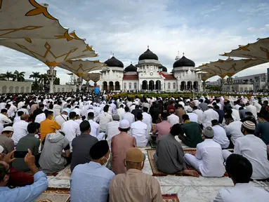 Umat muslim melaksanakan salat Idul Adha di Masjid Raya Baiturrahman, Banda Aceh, Aceh, Selasa (20/7/2021). Umat muslim Indonesia melewati Hari Raya Idul Adha tahun ini di tengah gelombang virus corona COVID-19. (CHAIDEER MAHYUDDIN/AFP)