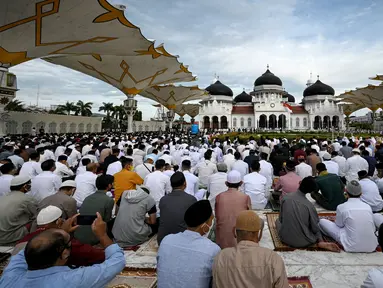 Umat muslim melaksanakan salat Idul Adha di Masjid Raya Baiturrahman, Banda Aceh, Aceh, Selasa (20/7/2021). Umat muslim Indonesia melewati Hari Raya Idul Adha tahun ini di tengah gelombang virus corona COVID-19. (CHAIDEER MAHYUDDIN/AFP)