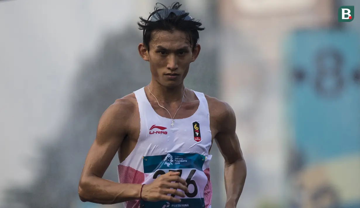 Pejalan cepat Indonesia, Hendro Yap, saat menyelesaikan lomba nomor jalan cepat 50 kilometer cabang atletik Asian Games XVIII di Senayan, Jakarta, Kamis (29/8/2018). Dirinya finish posisi kelima. (Bola.com/Vitalis Yogi Trisna)