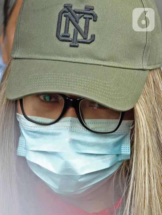 Selebgram Lucinta Luna dihadirkan dalam rilis kasus narkoba di Polres Jakarta Barat, Rabu (12/2/2020). Lucinta Luna ditangkap di Apartemen Thamrin City dengan barang bukti berupa tiga pil diduga ekstasi yang dibuang di dalam keranjang sampah. (Liputan6.com/Herman Zakharia)