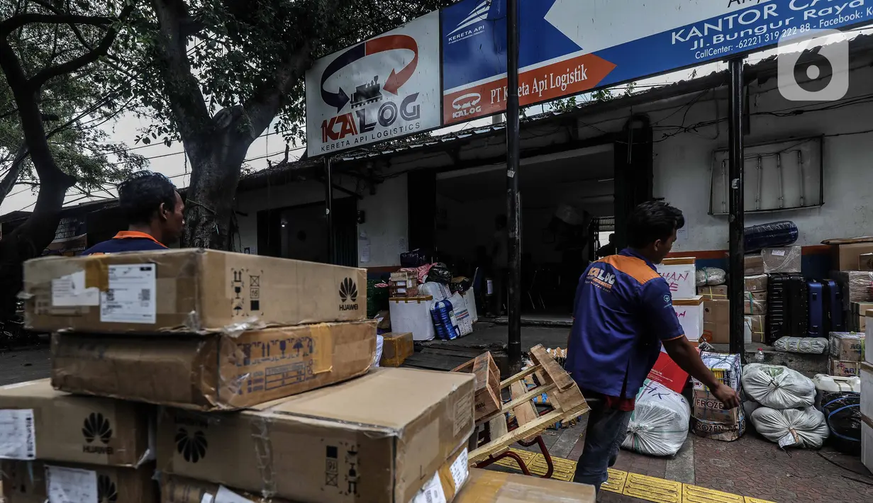 Pegawai jasa ekspedisi mengecek barang yang akan dikirim ke daerah di Pasar Senen, Jakarta Pusat, Selasa (5/5/2020). Jasa pengiriman barang melalui kereta mengalami penurunan sebagai imbas pandemi Covid-19. (Liputan6.com/Faizal Fanani)