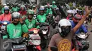 Sejumlah Pengemudi Ojek Online memadati jalan di kawasan Kuningan, Jakarta, Selasa (22/3). Mereka melakukan aksi sweeping kepada taksi yang melintas di kawasan tersebut. (Liputan6.com/Helmi Afandi)