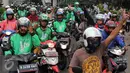Sejumlah Pengemudi Ojek Online memadati jalan di kawasan Kuningan, Jakarta, Selasa (22/3). Mereka melakukan aksi sweeping kepada taksi yang melintas di kawasan tersebut. (Liputan6.com/Helmi Afandi)