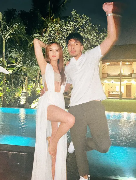 Salah satu foto memperlihatkan Rangga Nattra mengangkat tangan kiri, seolah melambai ke arah kamera. Cinta Laura mengangkat kaki kanan dan tangan kanan mengusap rambutnya sendiri. Menyertai unggahan pada 11 September 2022, Rangga Nattra menulis status teks ringkas, “Angga Luna #Scandal2.” Ini merujuk pada nama karakter mereka di serial Scandal 2. (Foto: Dok. Instagram @rangganattra)