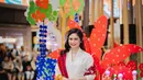 Tissa Biani tampil chic dengan kebaya klasik putih, kain bernuansa hijau kebiruan, dan selendang merah yang kontras namun serasi. [Foto: Instagram/tissabiani]