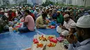 Pekerja Bangladesh mempersiapkan untuk berbuka puasa di asrama The Leo, Singapura 14 Juni 2016. (REUTERS / Edgar Su)