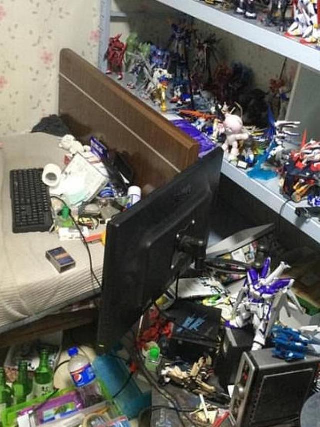 7 Potret Mimpi Buruk Work from Home, Meja Kerja Berantakan Banget