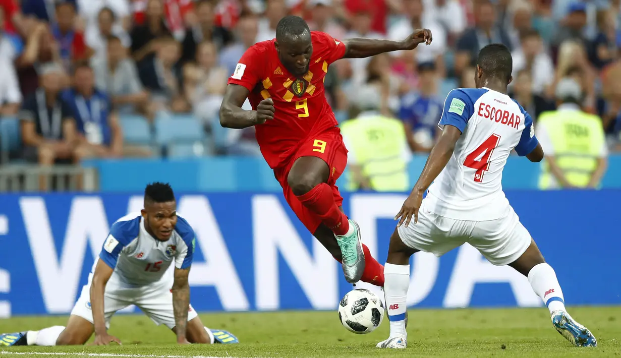 Striker Belgia, Romelu Lukaku, berusaha melewati bek Panama, Fidel Escobar, pada laga Piala Dunia 2018 di Stadion Fisht, Senin (18/6/2018). Belgia menang 3-0 atas Panama. (AP/Matthias Schrader)