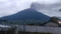 Gunung Kerinci mengalami erupsi berupa lontaran abu setinggi sekitar 900 meter, Rabu (11/1/2023). (Liputan6.com/&nbsp;Pos Pengamatan Gunung Api Kerinci)