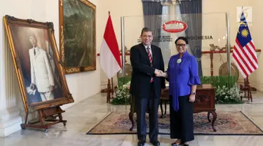 Menteri Luar Negeri RI Retno Marsudi (kanan) saat menerima kunjungan Menteri Luar Negeri Malaysia, Dato' Saifuddin Abdullah di Gedung Pancasila, Jakarta, Senin (23/7). Pertemuan berlangsung tertutup. (Liputan6.com/Helmi Fithriansyah)