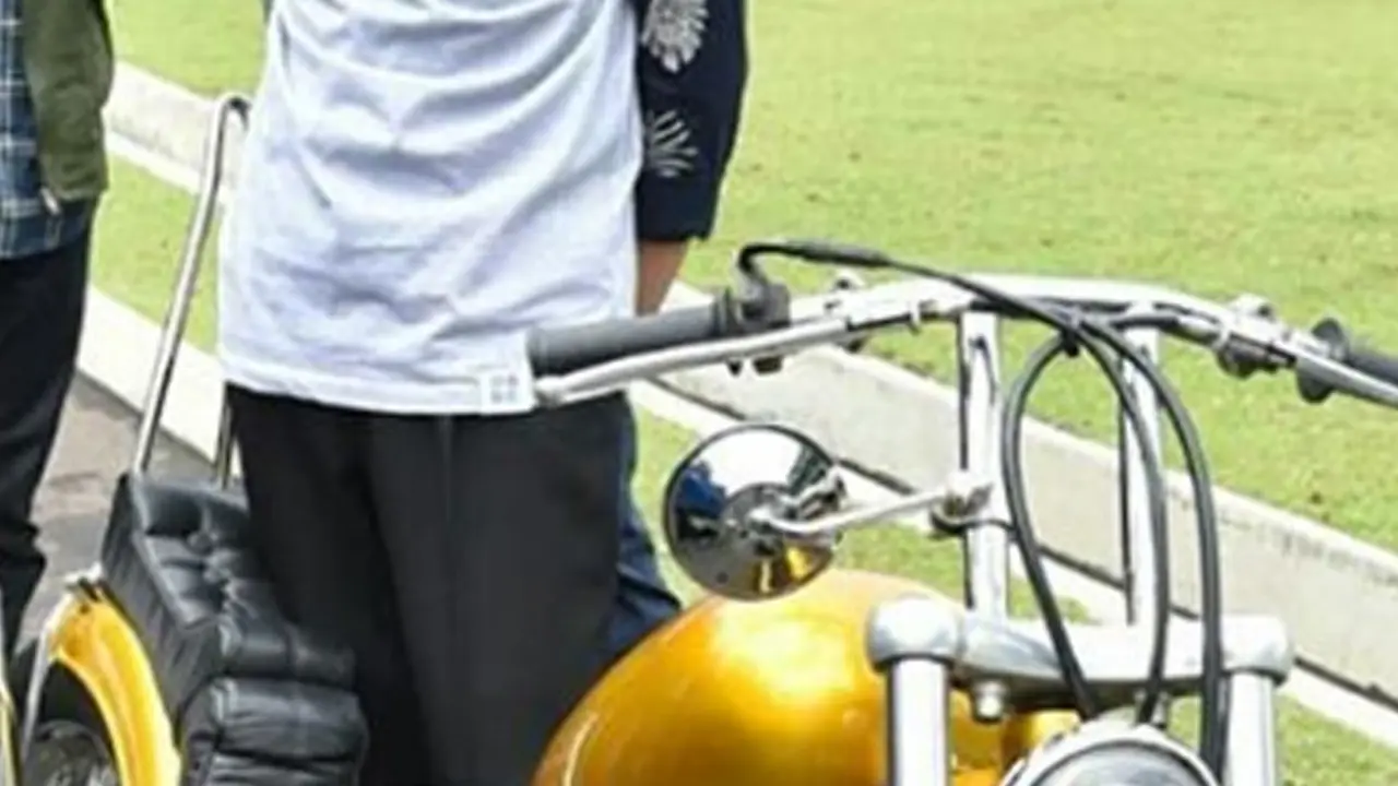 Lihat Kerennya Motor Chopper Berwarna Emas Milik Jokowi
