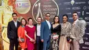 Di momen Asian Academy Creative Awards 2019, Adinia dan Wahr tampil serasi kenakan busana nuansa peach-grey. Adinia dengan dress bordir, Wahr dengan setelan jas. [Foto: IG/michaelswahr].