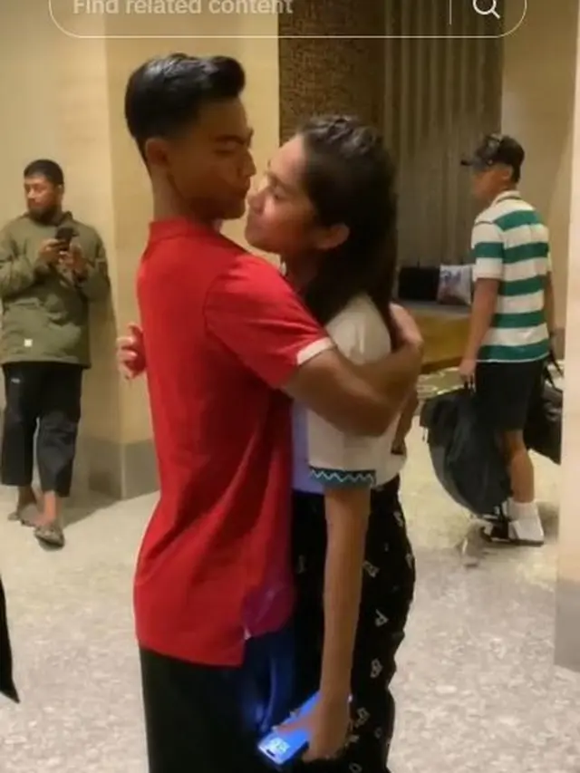 6 Momen Arhan Cium dan Rangkul Azizah di Depan Umum, Mulai Tak Malu-Malu