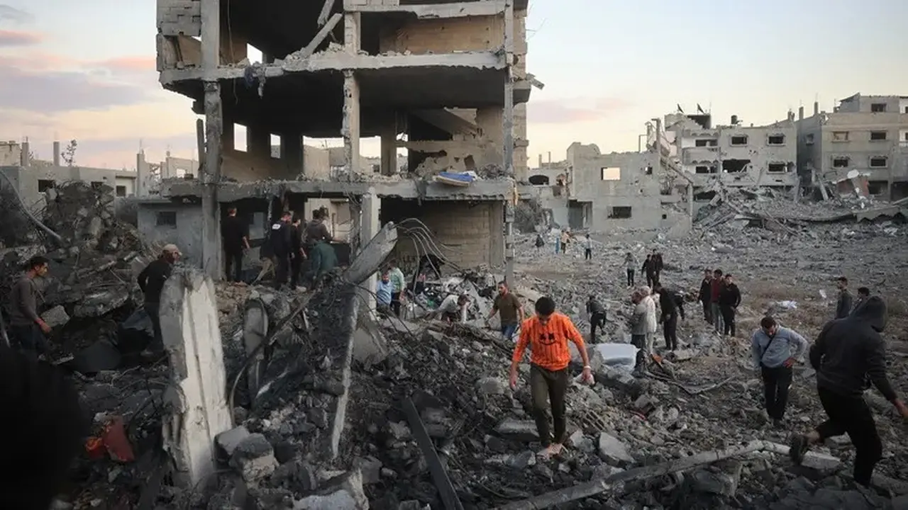 Warga Palestina memeriksa kerusakan di lokasi serangan udara Israel di kamp pengungsi Bureij di Jalur Gaza tengah pada 19 November 2024. (AFP)