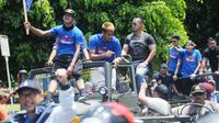 Sebagian pemain Arema FC diangkut jip terbuka untuk pawai juara Piala Presiden 2017, Selasa (14/3/2017) di Malang. (Bola.com/Iwan Setiawan)