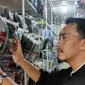 Didi Kusnadi pelaku UMKM busana muslim asal Cirebon mulai belajar dunia digital sejak jadi TKI. Foto (Liputan6.com / Panji Prayitno)