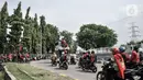 Massa dari berbagai serikat buruh menggelar aksi menolak UU Omnibus Law Cipta Kerja di kawasan JIEP, Jakarta, Selasa (6/10/2020). Ratusan buruh berpawai sambil berorasi mengajak pekerja turun ke jalan menolak UU Omnibus Lawa Cipta Kerja yang dinilai merugikan buruh. (merdeka.com/Iqbal S. Nugroho)