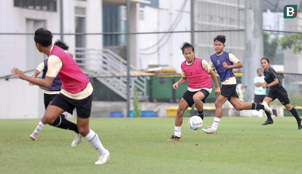 Para pemain Timnas Indonesia U-16 yang dipersiapkan untuk ajang Piala AFF U-16 2024 melakukan internal gim dalam sesi latihan di lapangan latihan Jakarta International Stadium (JIS), Jakarta, Minggu (31/03/2024) sore. (Bola.com/Abdul Aziz)