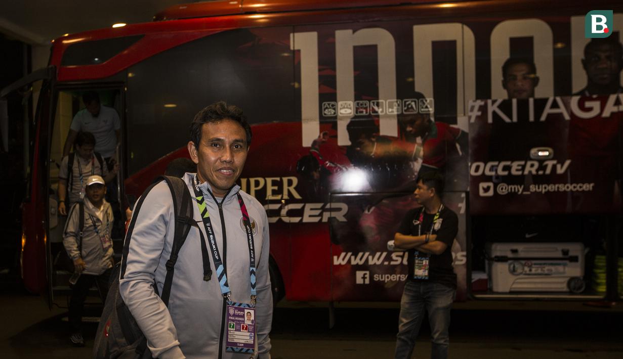 Pelatih Timnas Indonesia, Bima Sakti, berjalan saat tiba di Hotel Sultan, Jakarta, Selasa (13/11). Indonesia menang 3-1 atas Timor Leste pada laga Piala AFF 2018. (Bola.com/Vitalis Yogi Trisna)