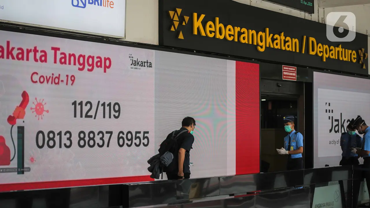FOTO: Dampak Corona, Jumlah Penumpang di Bandara Halim dan Soetta Turun 30 Persen