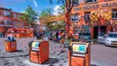 Suasana Jalan Marktweg di Den Haag, Belanda, didekorasi menjelang dimulainya Piala Dunia 2026, Selasa 9 Juni 2026. (AP Photo/Patrick Post)