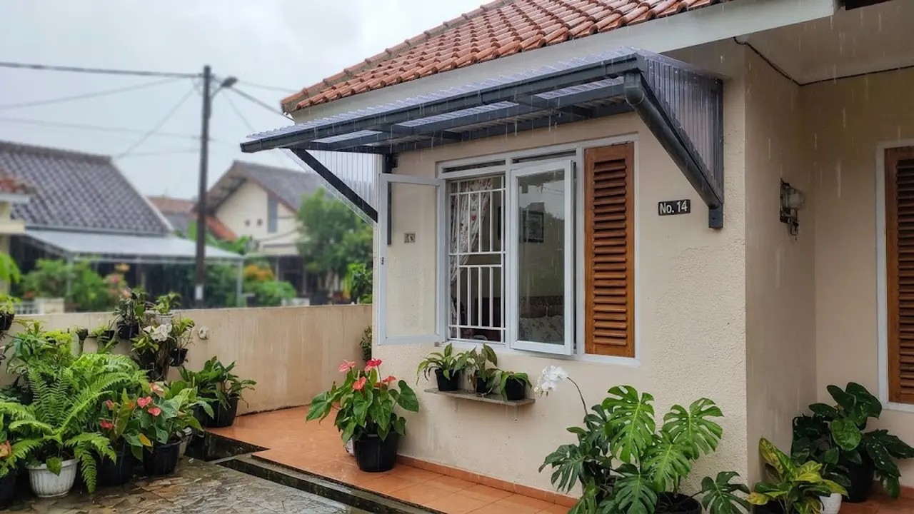 Desain kanopi di luar jendela kamar anti-tampias untuk cegah bocor di musim hujan