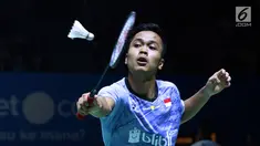 Tunggal putra Indonesia, Anthony Sinisuka Ginting mengembalikan kok ke pebulu tangkis Belanda, Mark Caljouw pada babak 32 besar Indonesia Open 2018, Istora GBK, Jakarta, Rabu (4/7). Anthony menang 21-9, 21-17. (Liputan6.com/Helmi Fithriansyah)