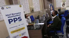 Wajib pajak mencari informasi mengenai Program Pengungkapan Sukarela (PPS) di kantor pelayanan pajak pratama di Jakarta, Senin (7/3/2022). Pemerintah memperoleh PPh senilai Rp2,48 triliun setelah 66 hari pelaksanaan Program Pengungkapan Sukarela (PPS). (Liputan6.com/Angga Yuniar)