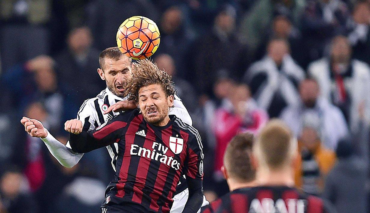 Bek Juventus, Giorgio Chiellini (kiri)  berduel dengan pemain AC Milan, Alessio Cerci pada lanjutan Serie A liga Italia di Stadion Juventus, Turin,(21/11/2015). Milan kalah 0-1. (EPA/Alessandro di Marco)