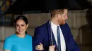 Pangeran Harry dan Meghan Markle sepayung berdua saat tiba di Endeavour Fund Awards, London, Inggris, Kamis (5/3/2020). The Duke dan Duchess of Sussex terlihat berseri-seri saat sepayung berdua. (AP Photo/Kirsty Wigglesworth)