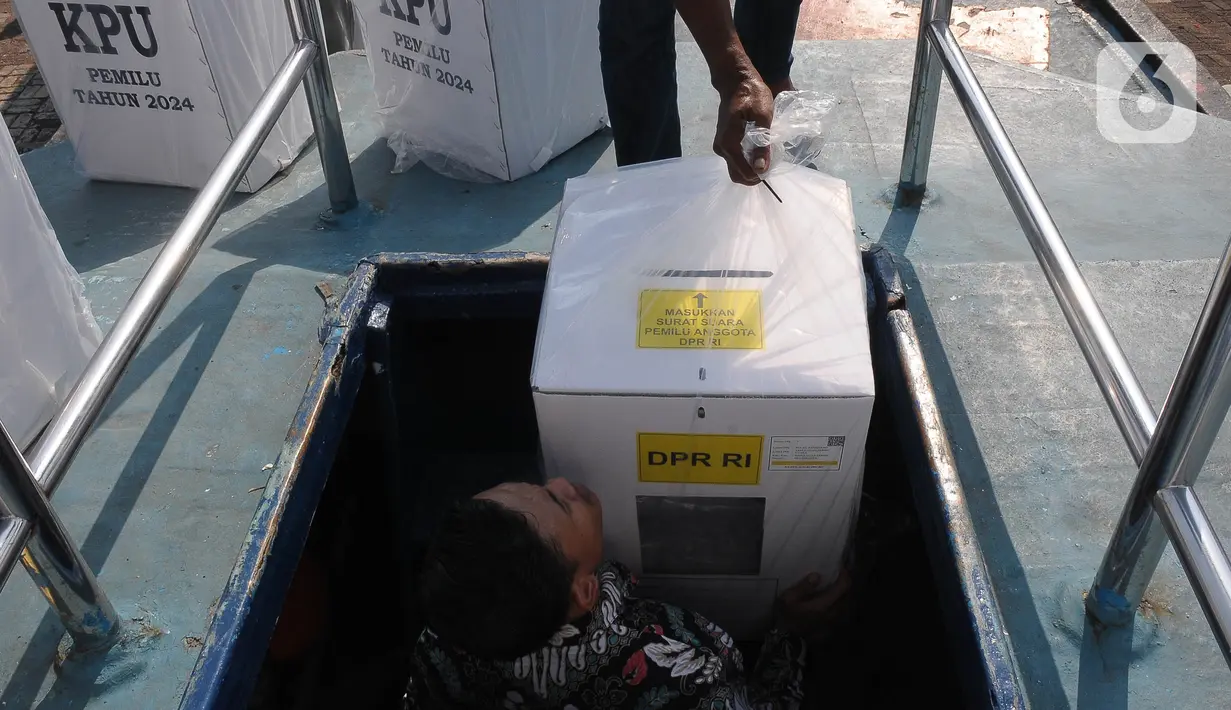 Sejumlah persiapan terus dilakukan baik dari segi seluruh kebutuhan logistik pemilu 2024 yang harus tepat jenisnya, jumlah dan waktunya, hingga pemungutan dan penghitungan suara. (merdeka.com/Imam Buhori)