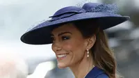 Pesona Kate Middleton dengan Topi Lebar, Bikin Gagal Cium Pipi Putri Anne