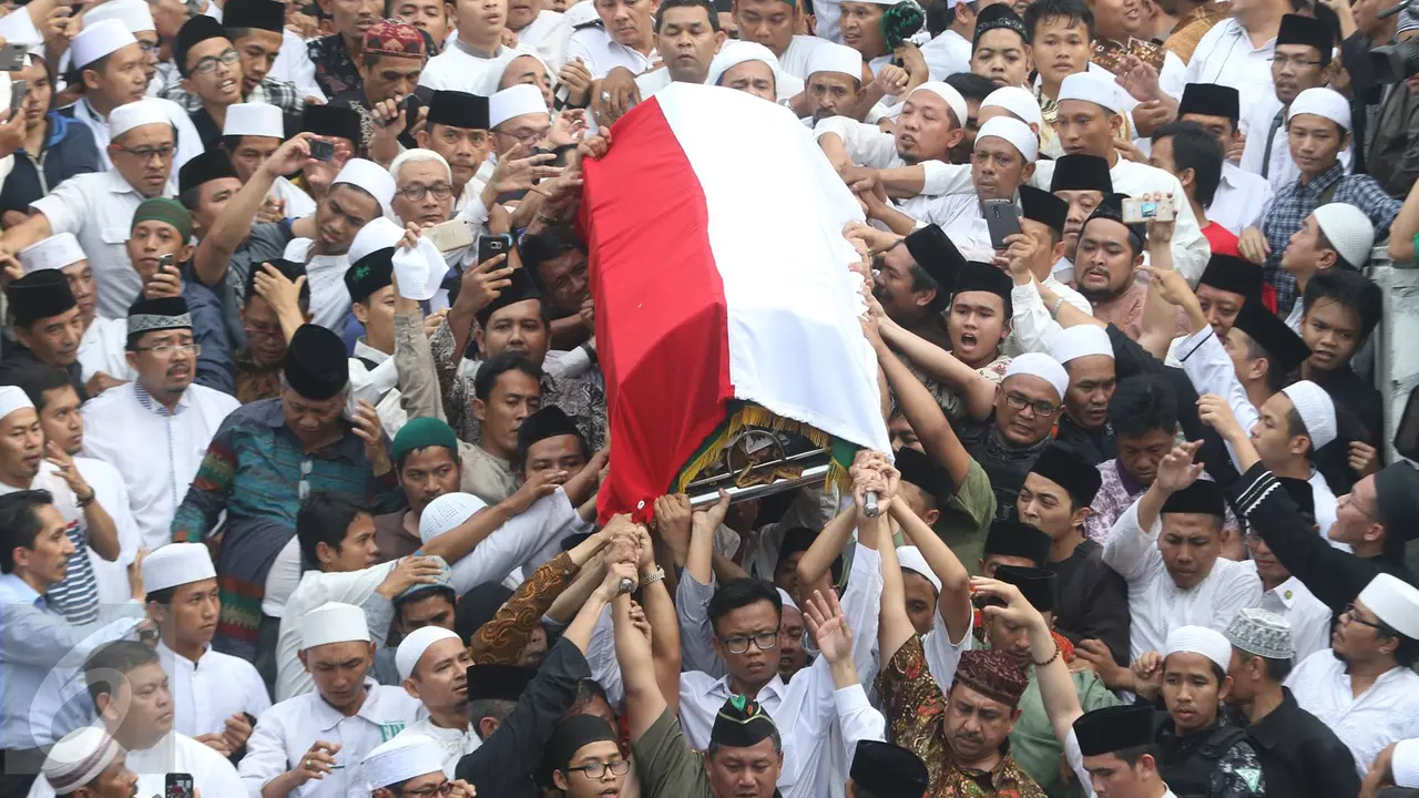 Menjelang pemakaman KH. Hasyim Muzadi
