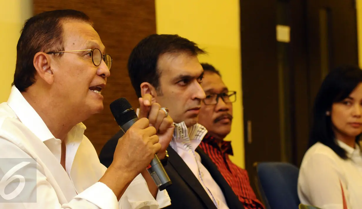 Roy Marten (kiri) memberikan penyataan dukungan revisi PP PP Daftar Negatif Investasi Sektor Usaha Film di Jakarta, Selasa (9/2/2016). Mereka mendukung Presiden Jokowi untuk menandatangani revisi PP tersebut. (Liputan6.com/Helmi Fithriansyah)
