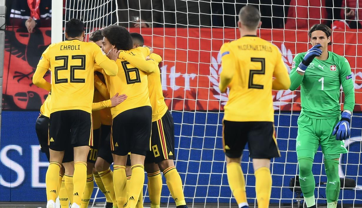 Sejatinya tim tamu Belgia berhasil unggul dua gol terlebih dahulu lewat dua gol Thorgan Hazard ke gawang Swiss pada laga Nations League yang berlangsung di stadion Swissporarena, Senin (19/11). Timnas Belgia kalah 2-5. (AFP/Fabrice Coffrini)