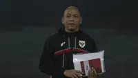 Pelatih Timnas Indonesia U-20, Nova Arianto. (Bola.com/Wahyu Pratama)