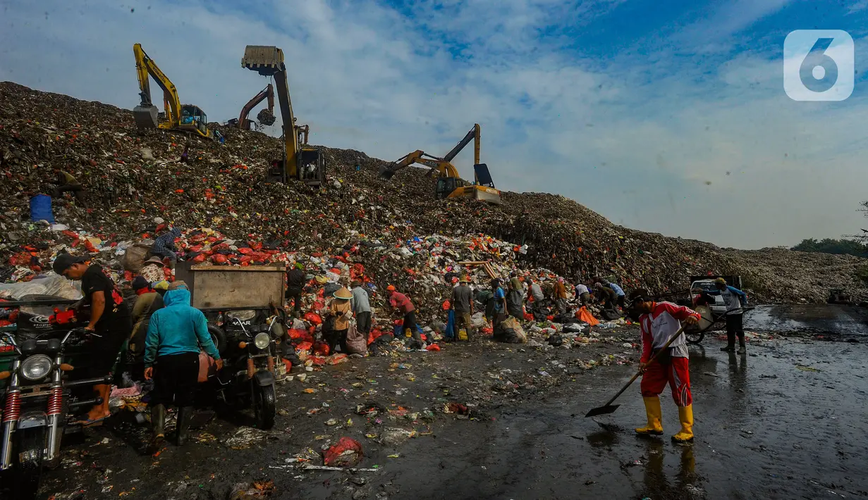 Saat ini, aktivitas pembuangan sampah di TPA Cipayung berangsur normal setelah sempat ditutup selama dua hari akibat longsor.  (merdeka.com/Arie Basuki)